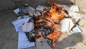 الأحوال المدنية تتلف كمية من الأوراق الثبوتية القديمة قدمت من مناطق الحوثيين