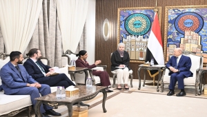 خلال لقائه سفيرة بريطانيا.. العليمي يحذر من حوافز جديدة تقدم للحوثيين