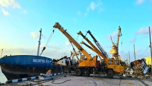 انتشال وتعويم ثاني السفن الكبرى في ميناء عدن