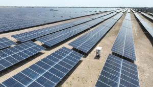 شركة إماراتية تؤكد تسليم محطتين للطاقة الشمسية إلى الحكومة اليمنية