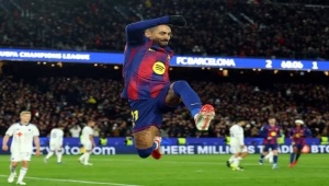 رافينيا لاعب برشلونة يغيب لمدة أسبوع بسبب إصابة في الساق