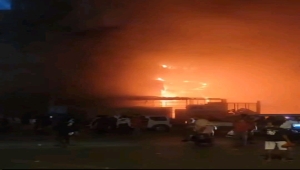 حريق هائل بمركز تجاري في المنصورة بعدن