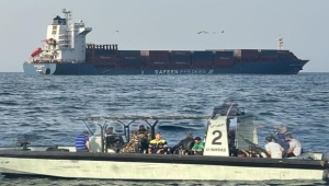 البحرية العُمانية تنقذ طاقم سفينة بعد قصفها بصاروخين قرب مضيق هرمز