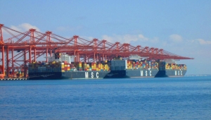 تعرض خزانات نفطية في صلالة للاستهداف والبحرية العُمانية تُجلي طاقم سفينة تايلندية