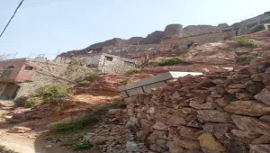 الدفاع المدني يحذر.. الصخور الآيلة للسقوط غرب قلعة القاهرة في تعز تهدد حياة 123 شخصا