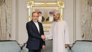 وزير الخارجية الإيراني يبحث مع نظيره العُماني إدارة مضيق هرمز
