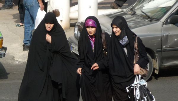 صحيفة بريطانية: المرأة في إيران عرضة للتحرش حتى بالحجاب