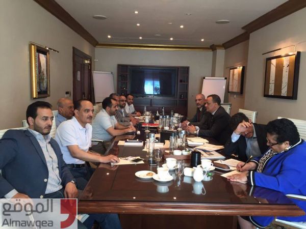 الموقع ينشر صورة من كواليس مفاوضات مسقط بين اسماعيل ولد الشيخ ووفد الحوثي وصالح