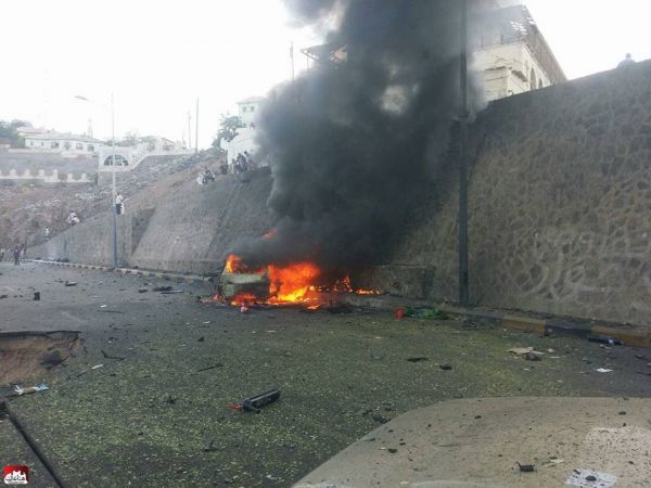 مقتل محافظ عدن بعبوة ناسفة استهدفت سيارته (صور)