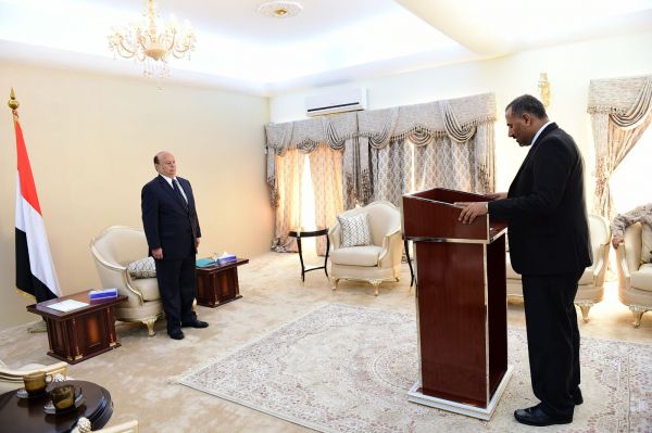 الرئيس يؤدي صلاة الجنازة على جثمان محافظ عدن والزبيدي يؤدي اليمين الدستورية
