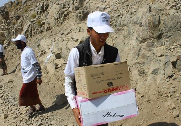 شاهد بالصور .. سلسلة بشرية عبر جبل صبر لنقل الدواء للمحاصرين داخل المدينة