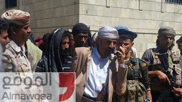 قائد مقاومة تعز يتفقد المواقع المحررة في المسراخ ( صورة)