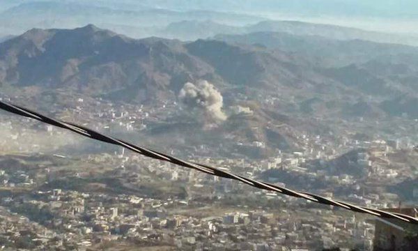 طيران التحالف يقصف جدارا حديديا استحدثه الحوثيون لقطع الطريق بين الضباب ومدينة تعز