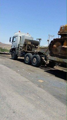 مليشيا الحوثي تنهب معدات مصنع رجل الأعمال الشميري وتنقلها الى صنعاء (صور)