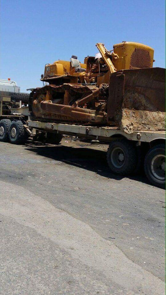 مليشيا الحوثي تنهب معدات مصنع رجل الأعمال الشميري وتنقلها الى صنعاء (صور)
