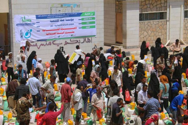 توزيع مساعدات إغاثية مقدمة للمتضررين في تعز