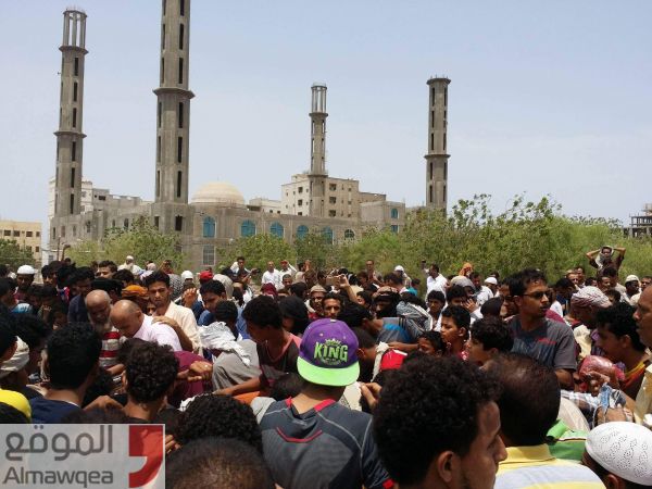 المئات يشيعون الشيخ عبدالرحمن الزهري في عدن (صور)