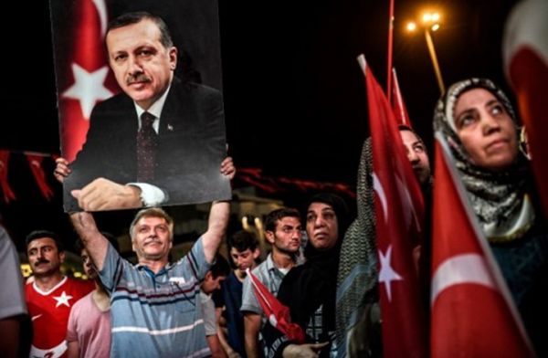كيف نجحت تركيا باستمالة الجماهير للخروج ضد الانقلابيين؟