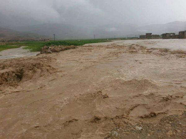 سيول جارفة تجتاح مدينة عمران وتتسبب بحالة من الهلع في أوساط الأهالي (صور)