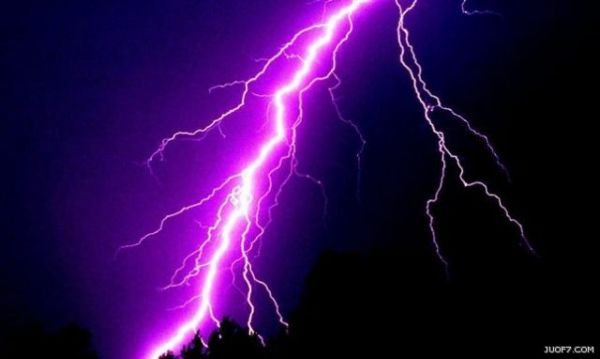 وفاة وإصابة ستة أشخاص بصواعق رعدية شمالي لحج