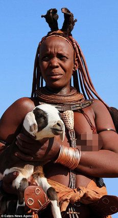 قبائل تعيش في عصر ما قبل التاريخ.. بالصور أفريقية ترتدي جلود الماعز وتدهن رأسها بالطين !