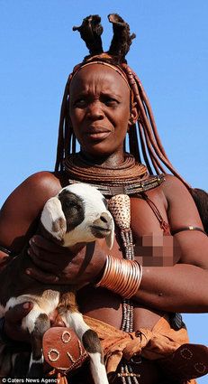 قبائل تعيش في عصر ما قبل التاريخ.. بالصور أفريقية ترتدي جلود الماعز وتدهن رأسها بالطين !