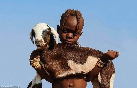 قبائل تعيش في عصر ما قبل التاريخ.. بالصور أفريقية ترتدي جلود الماعز وتدهن رأسها بالطين !