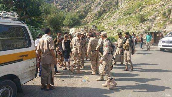 قائد المجلس العسكري يزور جرحى الجيش والمقاومة ومواقع الجيش في تعز (صور)