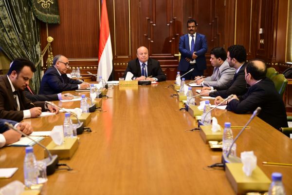 الرئيس هادي يحث إدارة البنك المركزي على توفير السيولة النقدية والإيفاء بالتزامات الدولة