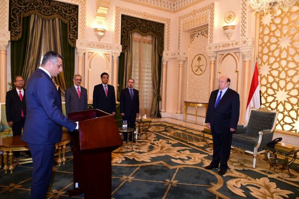 وزراء ومحافظون وأعضاء مجلس شورى يؤدون اليمين الدستورية أمام الرئيس هادي