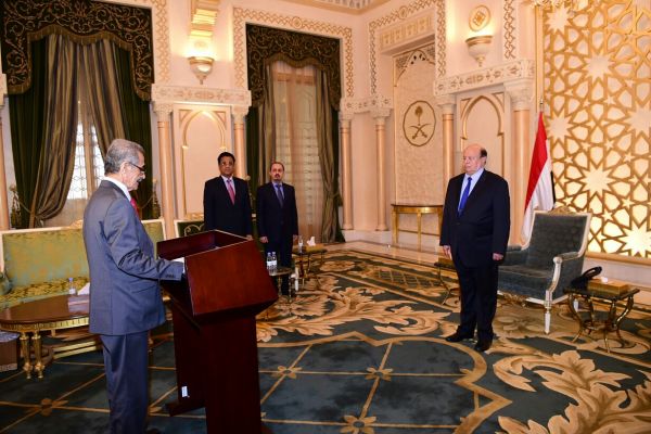 وزراء ومحافظون وأعضاء مجلس شورى يؤدون اليمين الدستورية أمام الرئيس هادي