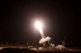 اعتراض صاروخين بالستيين أطلقتهما مليشيا الحوثي في سماء منطقة ذباب شمال باب المندب