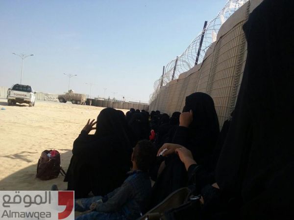وقفة احتجاجية واعتصام لأسر المعتقلين قرب مطار الريان بالمكلا للمطالبة بالإفراج عن أقاربهم (صور)