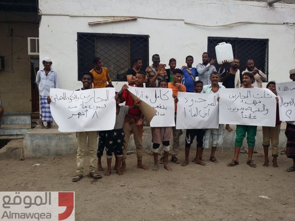 عدن.. احتجاجات للأهالي للمطالبة بإعادة خدمة المياه المنقطعة منذ 8 أشهر