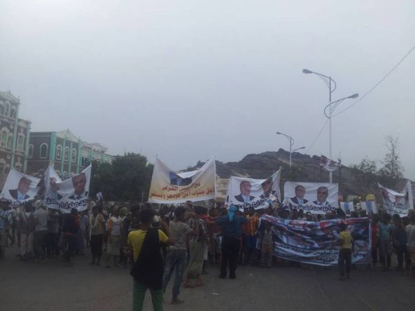 المئات في عدن يحتشدون تأييدا لقرارات هادي الأخيرة (صور)