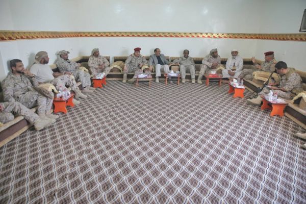 الفريق محسن يرأس اجتماعا عسكريا في مأرب ويدعو أبناء المؤسسة العسكرية للالتحاق بالشرعية