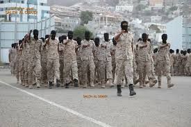 نائب هيئة الأركان يشهد حفل تخرج دفع عسكرية في لواء مكافحة الإرهاب في عدن