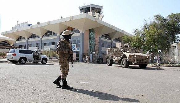 القوات الإمارتية تمنع الطواقم الإعلامية من تغطية وصول بن دغر مطار عدن بما فيها وكالة 