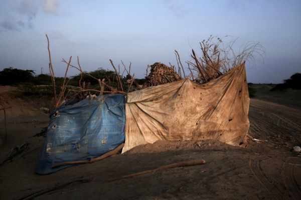 الحزام الأمني يمنع دخول عوائل نازحة من الحديدة إلى عدن وبن دغر يندد