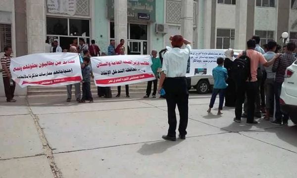 مقتل مواطن في اشتباكات مسلحة بتعز  واحتجاجات للكادر الطبي بمشفى الثورة  