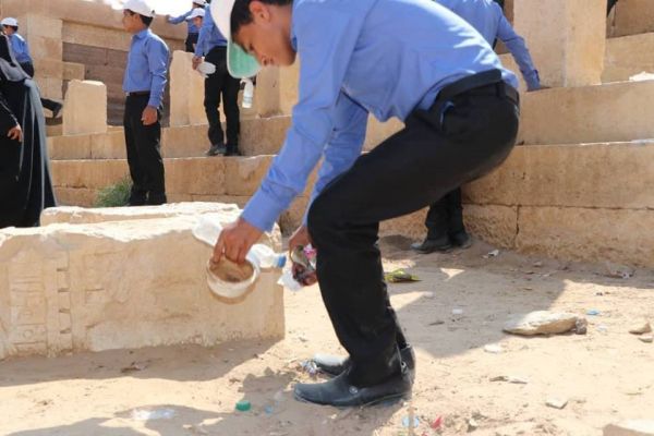 أطفال مجندون يتم إعادة تأهيلهم يبادرون إلى تنظيف مواقع أثرية بمأرب