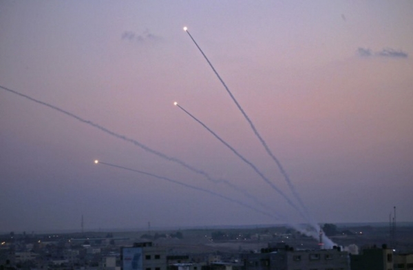 صاروخ من غزة بسماء عسقلان وحالة رعب تسود المدينة (شاهد)