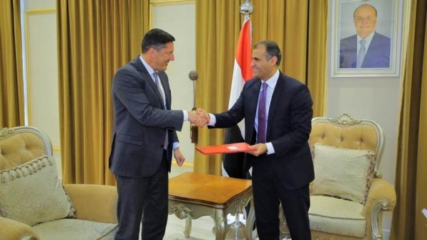 اليمن يندد بلقاء السفير السويسري في طهران بممثل الحوثيين