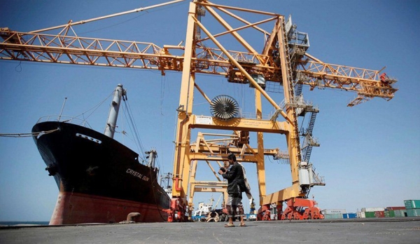 الحوثيون يتهمون التحالف بمنع دخول سفن الوقود إلى الحديدة