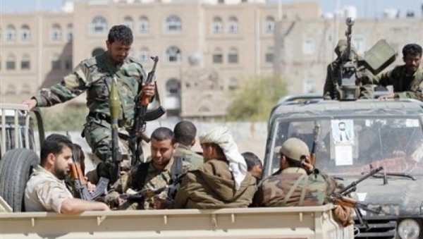 إب.. الحوثيون يقتحمون منازل مواطنين بحزم العدين