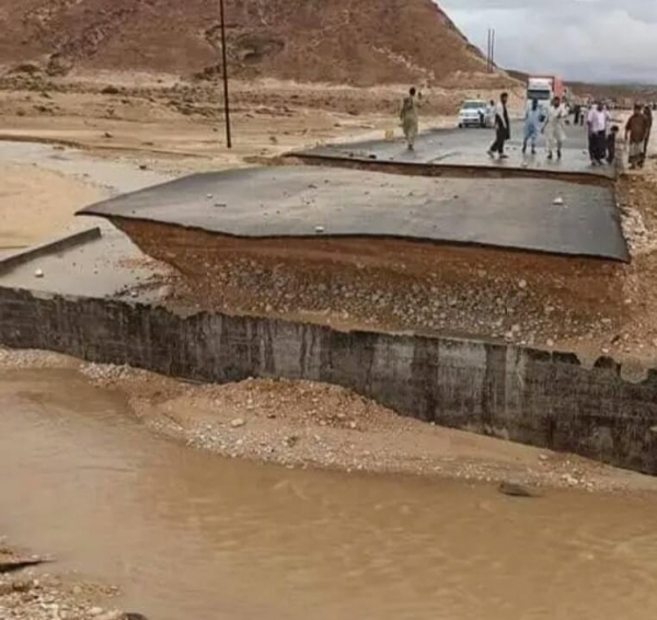 جراء السيول.. انقطاع الخط الدولي الرابط بين مدينة الغيضة وبقية مديريات المهرة