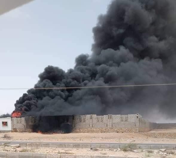 خسائر مادية كبيرة جراء حريق هائل في إحدى المصانع بمحافظة حضرموت