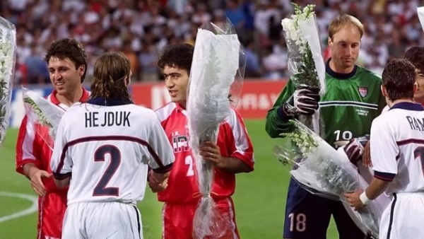 كأس العالم: لماذا أعطى لاعبو إيران الفريق الأمريكي المنافس الزهور في نسخة 1998؟