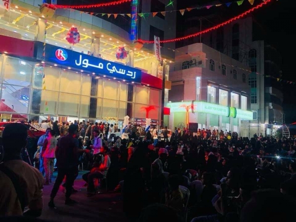 إصابة تسعة أشخاص بتفجير قنبلة أمام مركز تجاري بمدينة عدن
