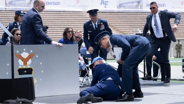 بايدن يسقط مجددا على الأرض خلال احتفالية للقوات الجوية